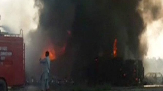 Pakistan: Hút thuốc gần xe chở dầu đổ, 123 người tử vong - 1