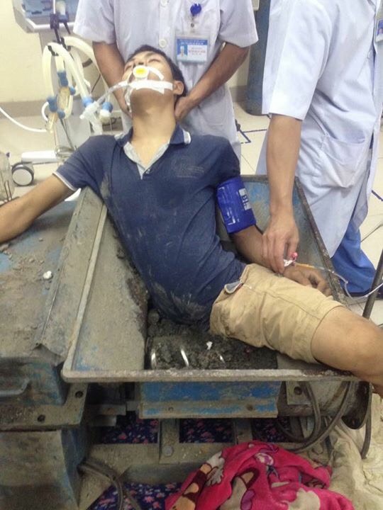 Rùng mình nam thanh niên bị máy làm gạch nghiến nát chân - 1