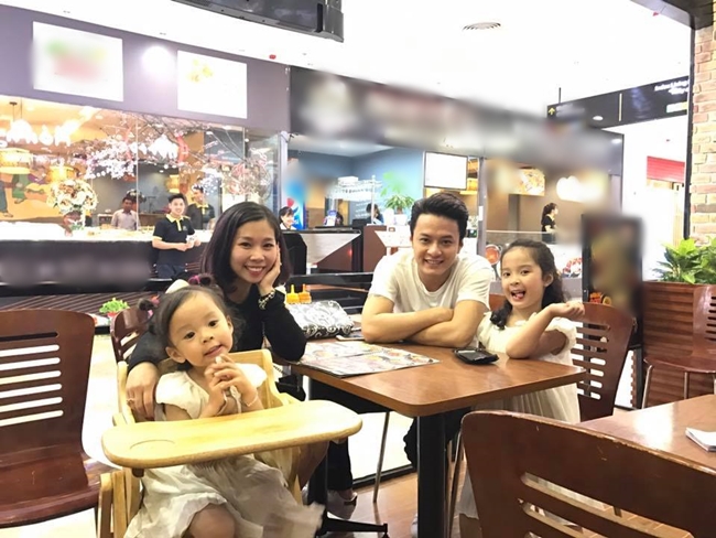 Trên Facebook cá nhân, bà xã Hồng Đăng thường xuyên khoe hình ảnh gia đình bốn người vô cùng hạnh phúc.
