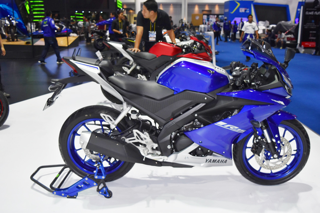 Yamaha R15 v3.0 mới sở hữu chiều dài tổng thể 1.990 mm, rộng 725 mm, cao 1.135 mm và chiều dài cơ sở 1.325 mm. Bên cạnh đó là trọng lượng giảm xuống còn 137 kg. Tuy nhiên, việc tập trung vào cắt giảm trọng lượng đã ảnh hưởng đến dung tích bình xăng của xe xuống còn 11 lít.