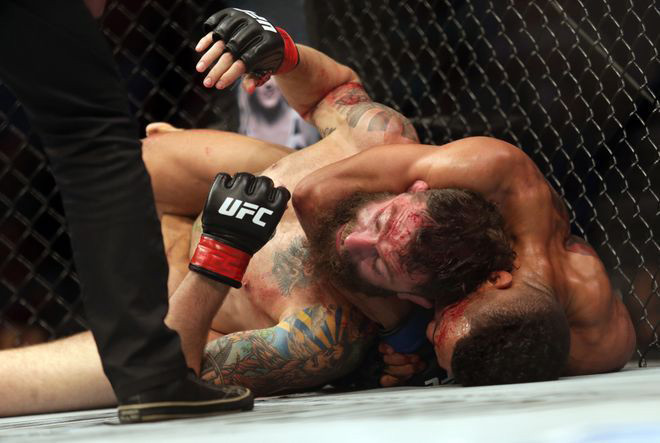 UFC: Võ sĩ dùng quái chiêu &#34;giả chết&#34;, ai ngờ thua thật - 1