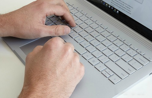 Surface Book và MacBook Pro 13,3 inch: Kẻ tám lạng, người nửa cân - 4