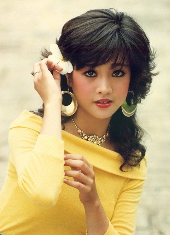 Mỹ Duyên được mệnh danh là mỹ nhân cô gái có đôi mắt ngây thơ nhất điện ảnh Việt những năm 1990. Với đôi mắt trong veo biết nói, người đẹp sinh năm 1972 để lại nhiều ấn tượng trong “Vị đắng tình yêu 2”, “Trái tim chó sói”, “Tình nhỏ làm sao quên”…