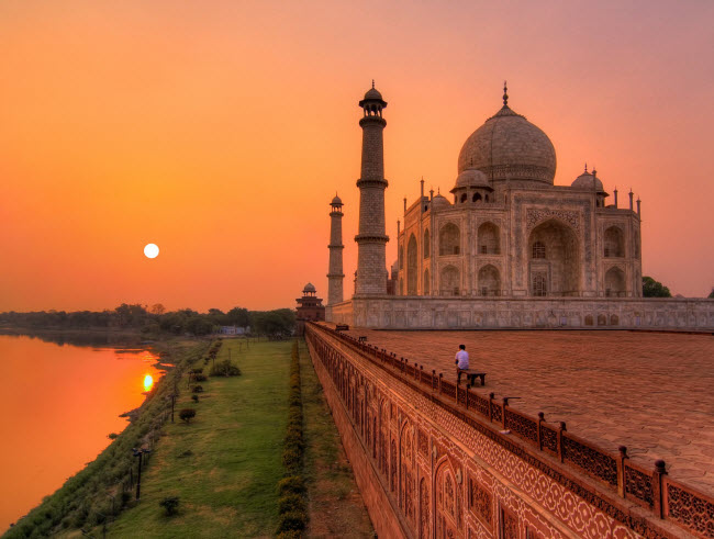 Bình minh là khoảng thời gian lý tưởng nhất để trải nghiệm không gian vắng lặng tại những địa điểm du lịch nổi tiếng như đền Taj Mahal ở Ấn Độ.