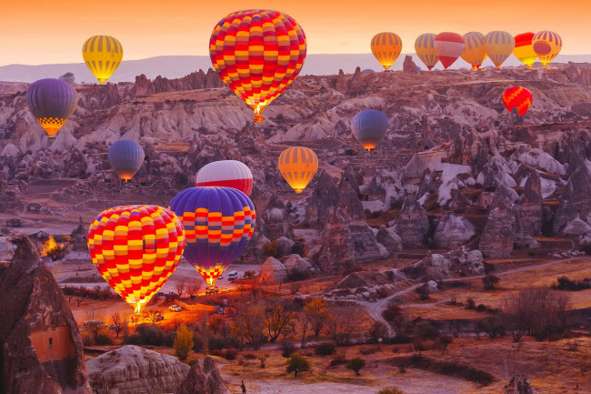 Những chiếc khinh khí cầu bắt đầu hành trình trong ngày mới vào lúc sáng sớm tại núi Cappadocia, Thổ Nhĩ Kỳ.
