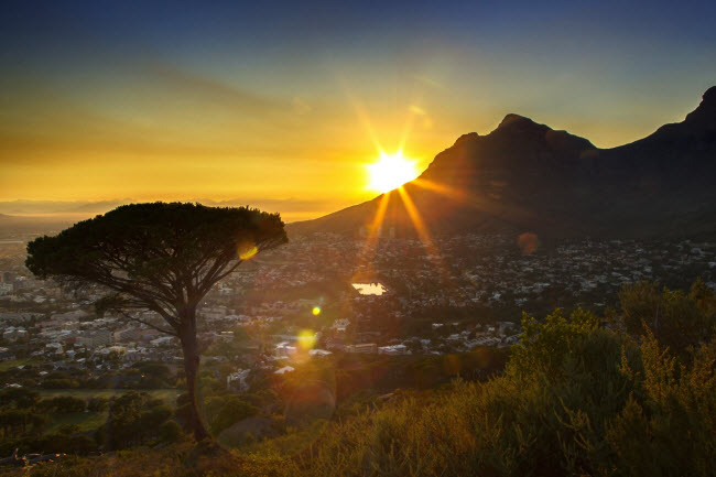 Thành phố Cape Town ở Nam Phi vẫn ngủ yên, khi những tia nắng đầu tiên trong ngày xuất hiện.