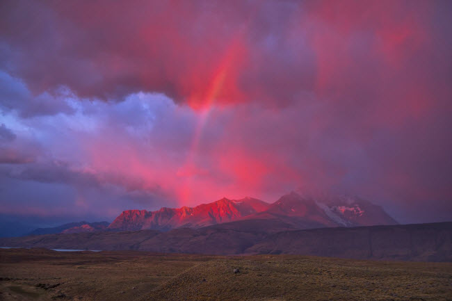 Cầu vồng xuất hiện lúc sáng sớm trên dãy núi Andes, Nam Mỹ.