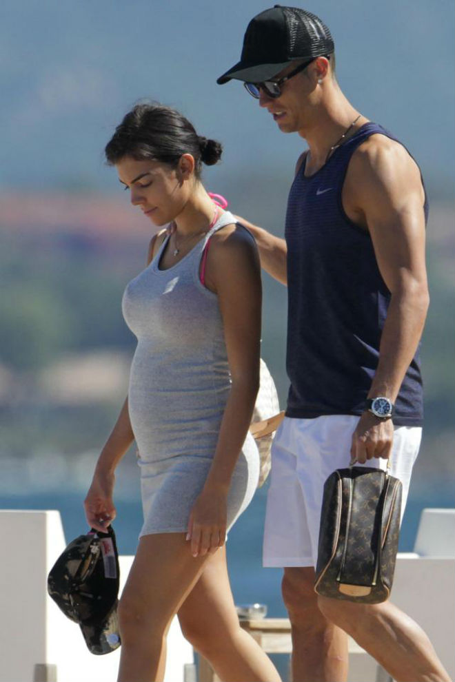 Bạn gái xinh đẹp mang bầu 5 tháng: Ronaldo sắp đón “công chúa” - 1