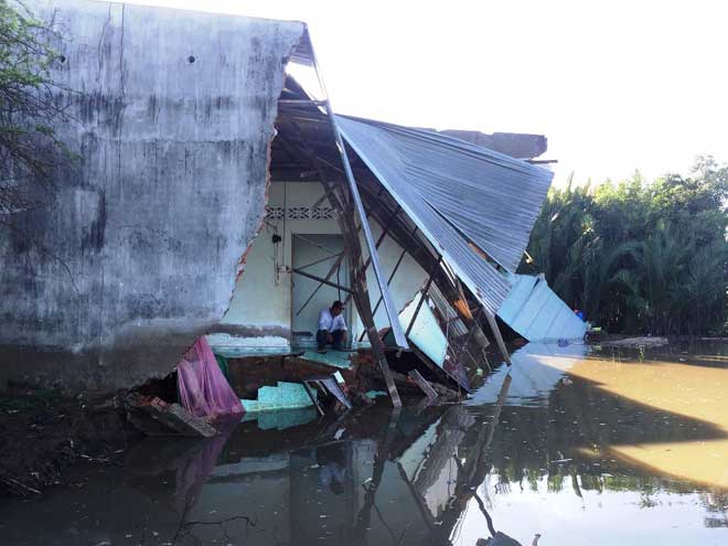 5 căn nhà ở Sài Gòn bị “hà bá” cuốn xuống sông, cả chục người tháo chạy - 1
