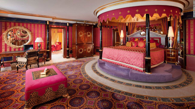 Burj Al Arab: Du khách có thể trải nghiệm cuộc sống như đế vương khi lựa chọn phòng hoàng gia với giá 24.000 USD/đêm. Căn phòng trên khách sạn 7 sao này có diện tích 780m2 và thiết kế nội thất cực kỳ xa hoa. Với 14 loại gối khác nhau, bạn sẽ tận hưởng một giấc ngủ ngon chưa từng có.