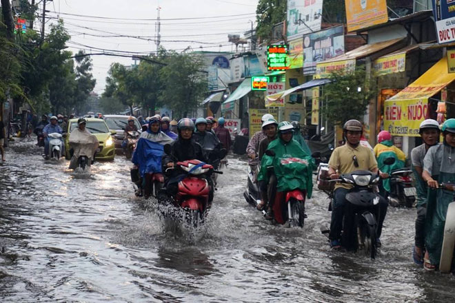 Ngốn trăm tỷ chống ngập, đường vẫn thành “sông” sau trận mưa 10 phút - 1