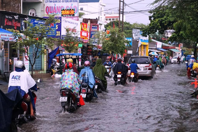 Ngốn trăm tỷ chống ngập, đường vẫn thành “sông” sau trận mưa 10 phút - 2