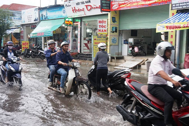 Ngốn trăm tỷ chống ngập, đường vẫn thành “sông” sau trận mưa 10 phút - 3