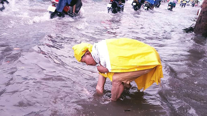 Ngốn trăm tỷ chống ngập, đường vẫn thành “sông” sau trận mưa 10 phút - 4