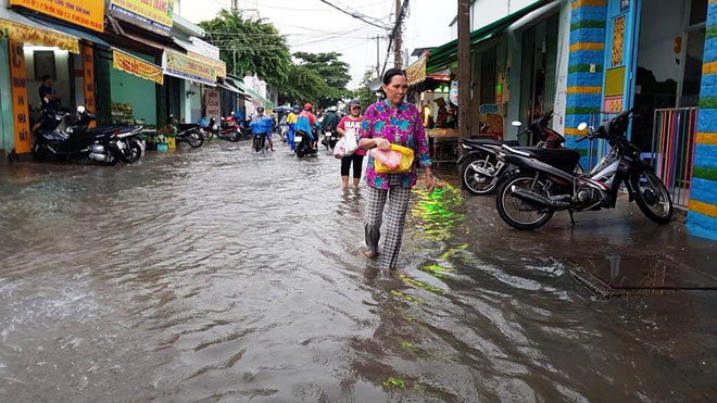 Ngốn trăm tỷ chống ngập, đường vẫn thành “sông” sau trận mưa 10 phút - 5