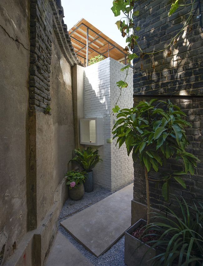 Ngôi nhà này tọa lạc trong một ngõ nhỏ tại trung tâm thủ đô Bắc Kinh, Trung Quốc. Sự chật hẹp, bí bách đã xuất hiện ngay từ lối vào.