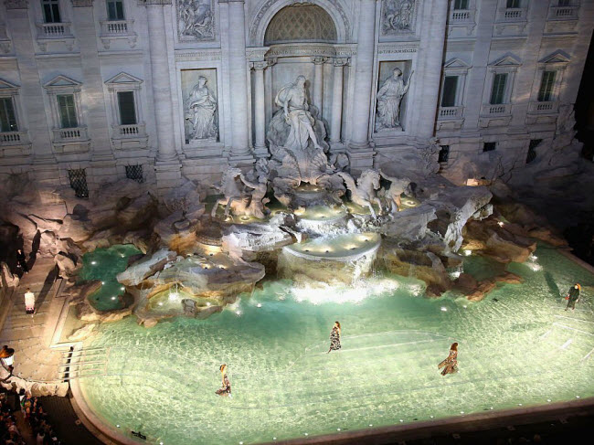 Choáng với số tiền &#34;khủng&#34; du khách thả xuống đài phun nước ở Italia - 2