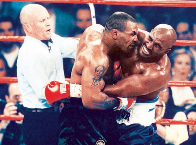 Mike Tyson cắn tai Holyfield: Tròn 20 năm chấn động boxing - 1