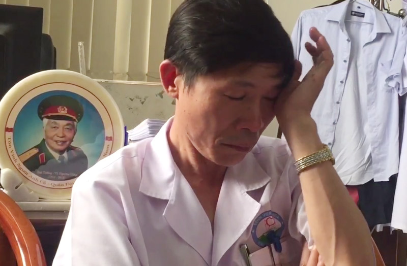 Phó Giám đốc Bệnh viện bật khóc khi nói về vụ BS Lương bị bắt - 1