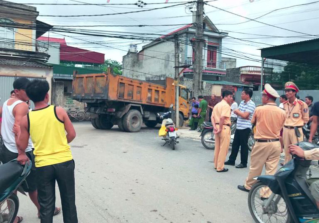 Cháu bé 18 tháng tuổi bị xe tải cán thương tâm - 2