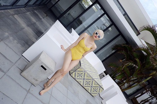 Bạn gái Sơn Tùng "lu mờ" trước ảnh bikini quá hot của chị gái - 9