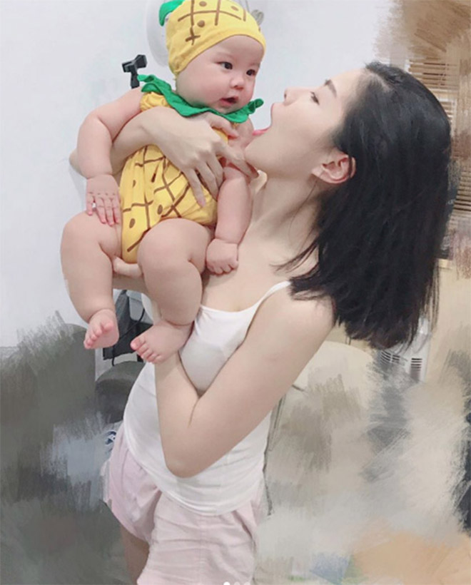 “Mỹ nữ cho con bú” gây sốt vì quá xinh đẹp - 9