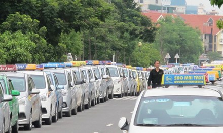 “Cuộc chiến” taxi truyền thống và Uber, Grab: Kịch tính! - 2