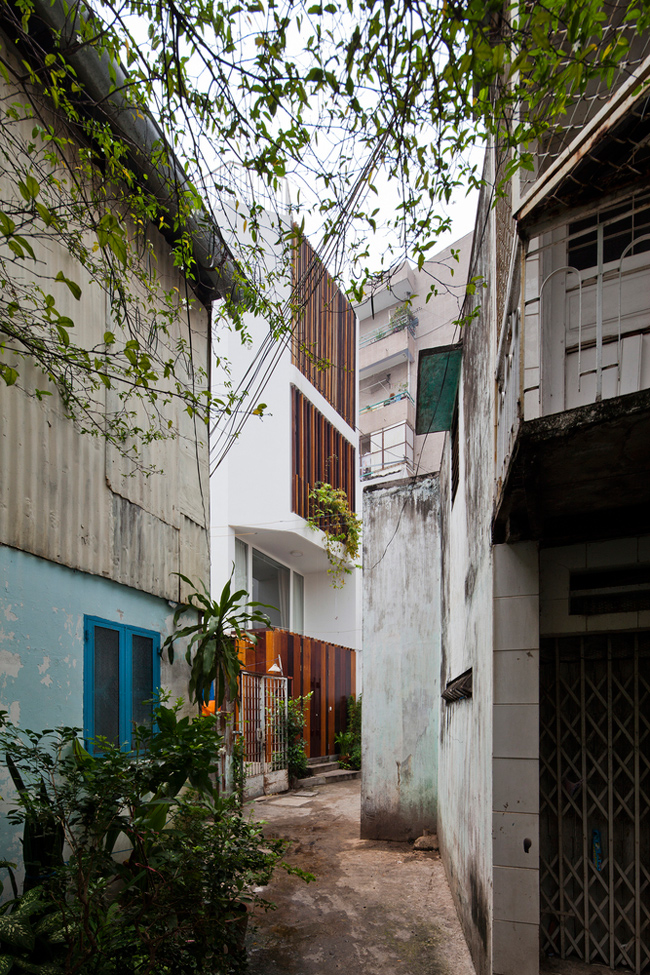 Ngôi nhà này nằm trong một con hẻm nhỏ và hẹp ở quận Phú Nhuận, thành phố Hồ Chí Minh.