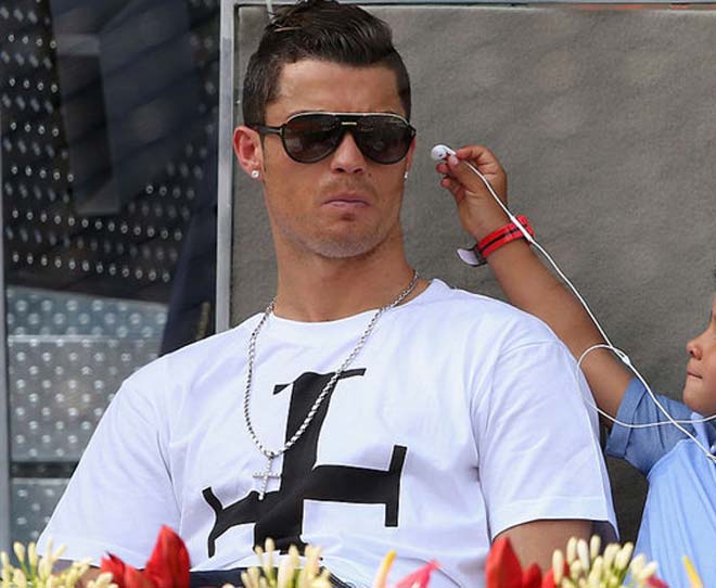 Ronaldo đón con sinh đôi: Mẹ đẻ thuê được đồn là nữ sinh - 1