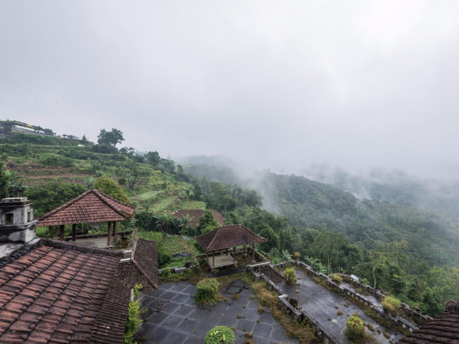 Nằm trên vùng cao nguyên của đảo Bali, khách sạn “ma” được xây dựng gần ngôi làng Bedugul cách thành phố Denpasar khoảng 50 km.