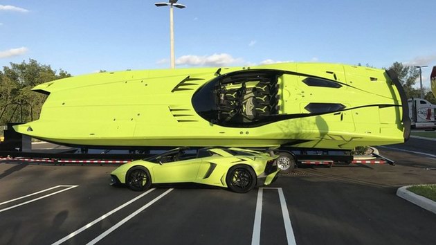 50 tỷ đồng mua được Lamborghini Aventador và xuồng cao tốc cùng màu - 1