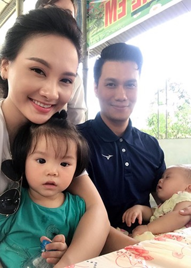 Bức ảnh Bảo Thanh và Việt Anh cùng ôm các trẻ trong chuyến đi từ thiện được các fan chia sẻ rất nhiều. Hiện giờ cư dân mạng cũng lục tung lên để chỉ trích dù không rõ thực hư. 