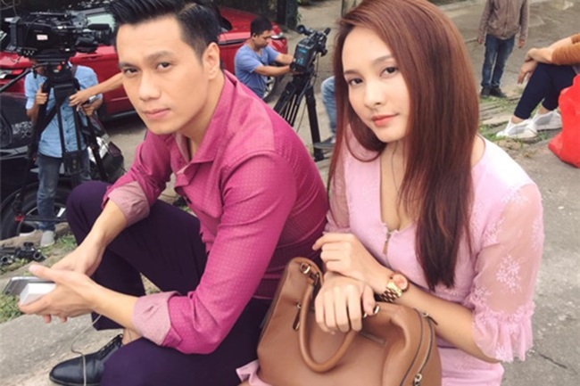 Kể cả trên phim trường, cặp Sơn - Vân cũng chịu khó tạo dáng như thế này. 