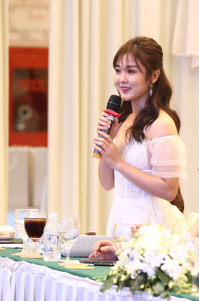 Hot girl FapTV ngây thơ đụng độ nữ DJ bốc lửa gây nghẽn mạng Việt - 1