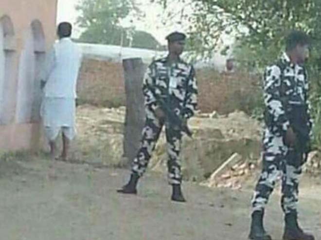 Bộ trưởng Ấn Độ hứng “bão” vì đi tiểu nơi công cộng - 1