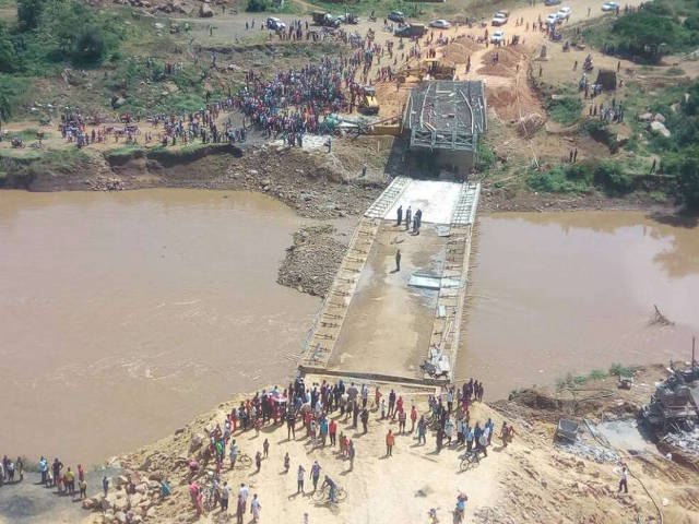 Cầu hữu nghị TQ xây ở Kenya đổ sập khi gần hoàn thành - 1