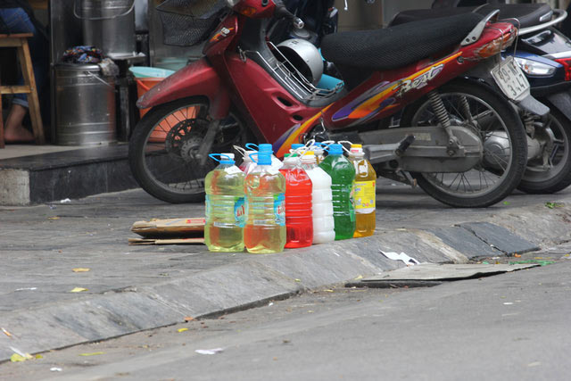 Nước tẩy rửa “siêu rẻ” ngập thị trường - 1