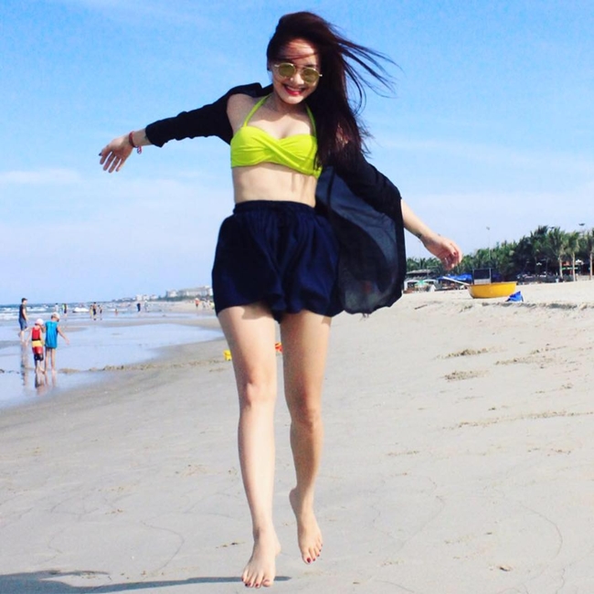 Dù không sở hữu số đo hoàn hảo song nàng dâu Minh Vân vẫn tự tin diện bikini khi đi du lịch cùng gia đình.