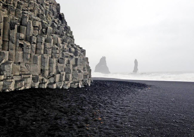 Bãi biển Vik Beach ở Iceland có màu đen đặc trưng.