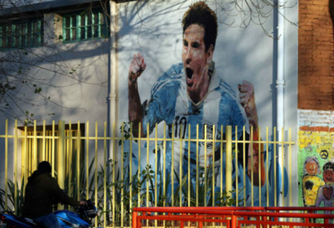 Messi ngượng ngùng hôn bạn gái, thuê 300 vệ sĩ cho đám cưới - 14