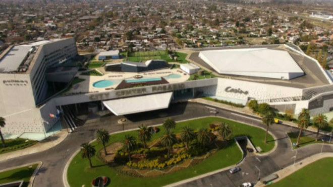 Messi ngượng ngùng hôn bạn gái, thuê 300 vệ sĩ cho đám cưới - 3