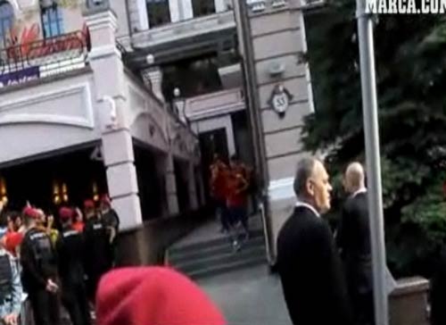 Bóng hồng “xin chết” vì Xavi? - 2