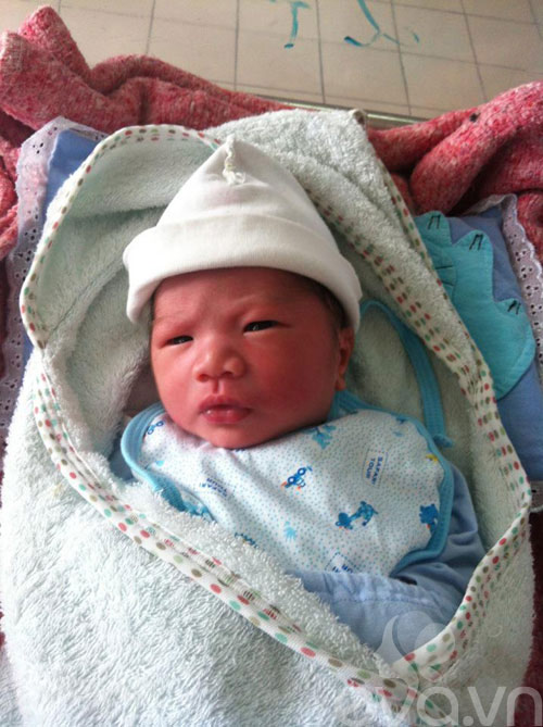 Chân dài Hạ Vy đã sinh con trai - 3