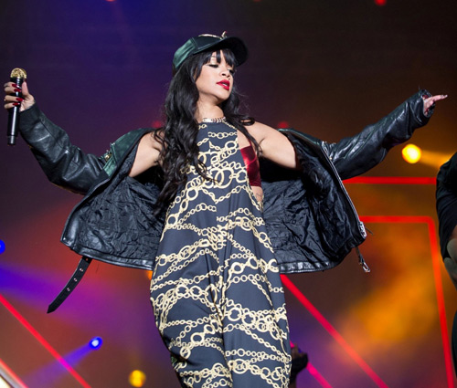 Rihanna khoe “chíp” đỏ trên sân khấu - 7