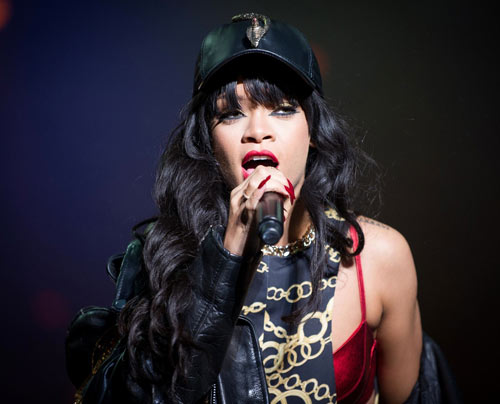 Rihanna khoe “chíp” đỏ trên sân khấu - 9