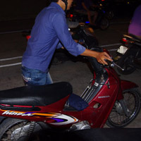 Tin tức trong ngày - Khi "cái bang" dùng xe máy để hành nghề