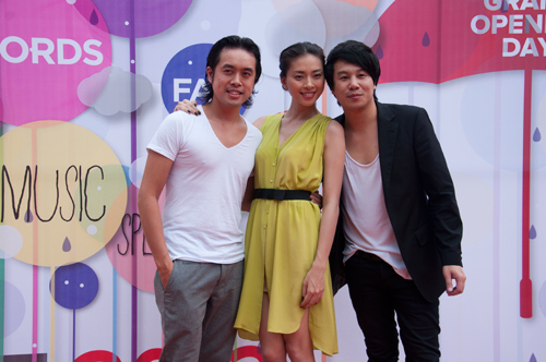 Vân Ngô thân mật với Thanh Bùi - 13