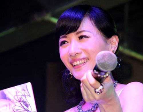 Nữ ca sỹ bị khán giả ném dép và sàm sỡ - 5