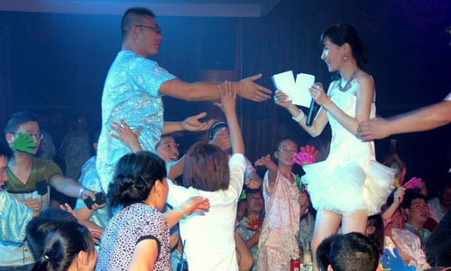 Nữ ca sỹ bị khán giả ném dép và sàm sỡ - 6