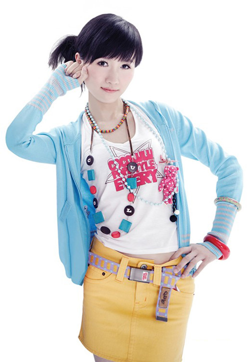 Nữ ca sỹ bị khán giả ném dép và sàm sỡ - 3